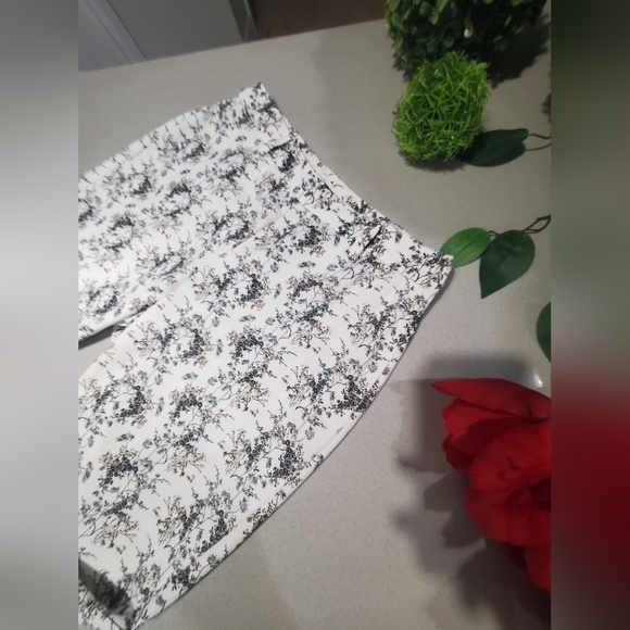 H&M Impeccable capris d'été blanc avec motifs de branches noires et beige - Picture 3 of 8